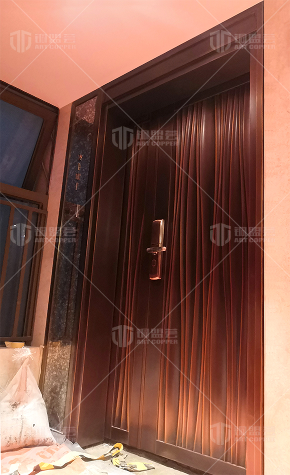 子母銅門安裝現(xiàn)場案例，水波紋款現(xiàn)代風(fēng)格 - 銅盟薈銅門