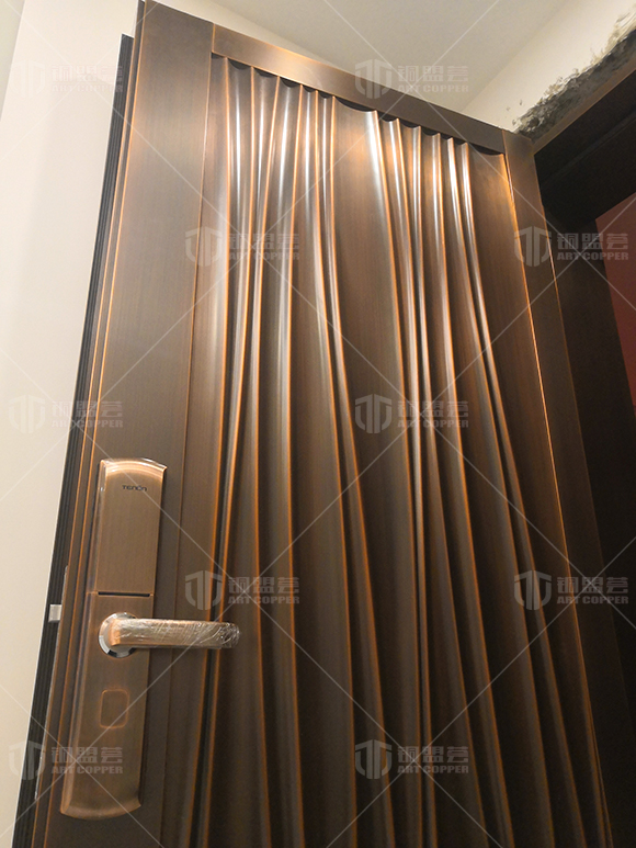 子母銅門安裝現(xiàn)場案例，水波紋款現(xiàn)代風(fēng)格 - 銅盟薈銅門